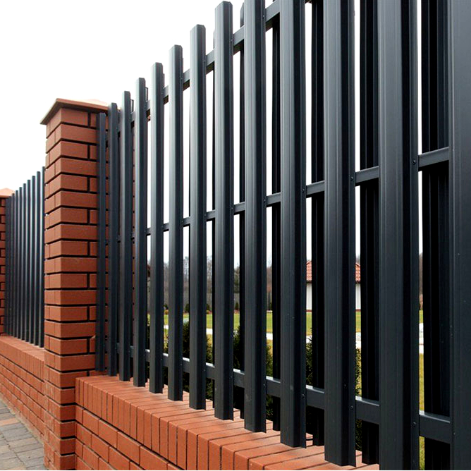 ograzhdeniye-iz-metalloshtaketnika